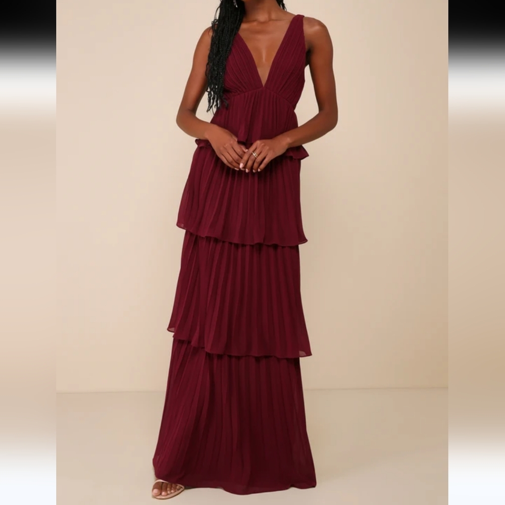 NWOT LULU'S BURGUNDY PLEATED TIERED MAXI DRESS SIZE MEDIUM
